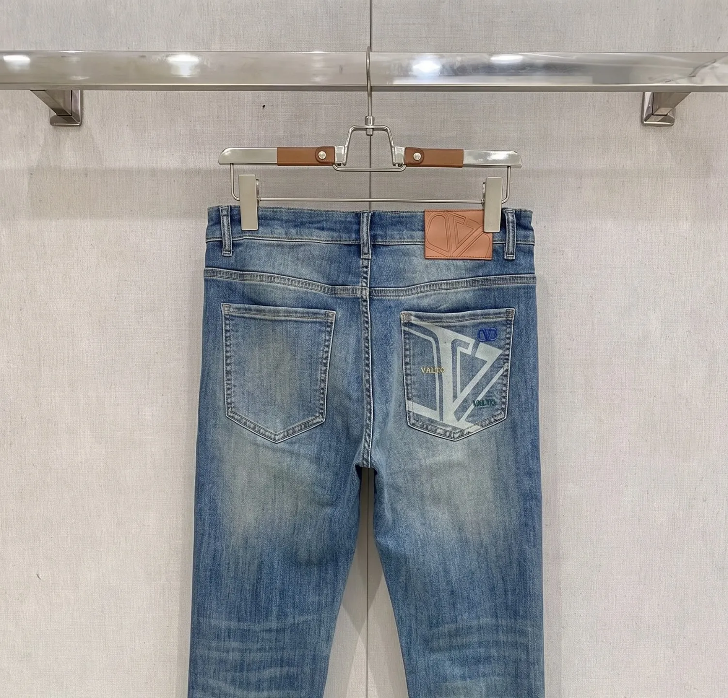 Valentino launches new men's casual jeans for spring and summer 2026! Heavy duty washed jeans! Customized fabrics are softer and more comfortable than ordinary denim fabrics! Ultra-heavy industrial washing process and dual-process washing. The entire pair of pants has a comfortable hand feel, and the level of fineness and breathable effect are top-notch. All hardware brand logos are custom-made, and the materials are selected with the best attributes. A good pair of jeans, the focus is on the fabric! The elasticity of the fabric is very good and the comfort is great! The fabric density is very high! ! The imported texture is very powerful! The low-key design style is simple and elegant! 28-38 (no 37)